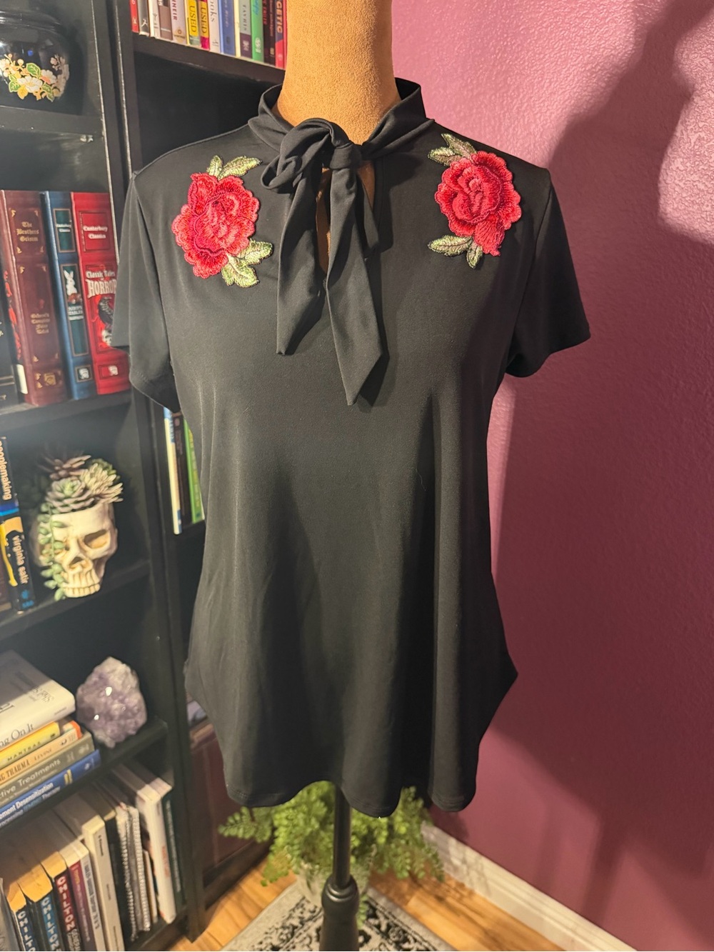 Vintage inspo pin-up goth Black Floral Tie-Neck Short Sleeve Top - Red Rose